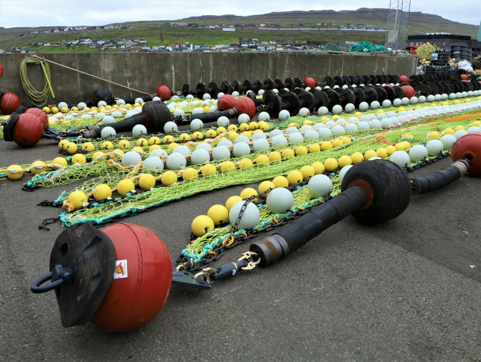 Polar Nataarnaq collecting new shrimp gear from Vónin