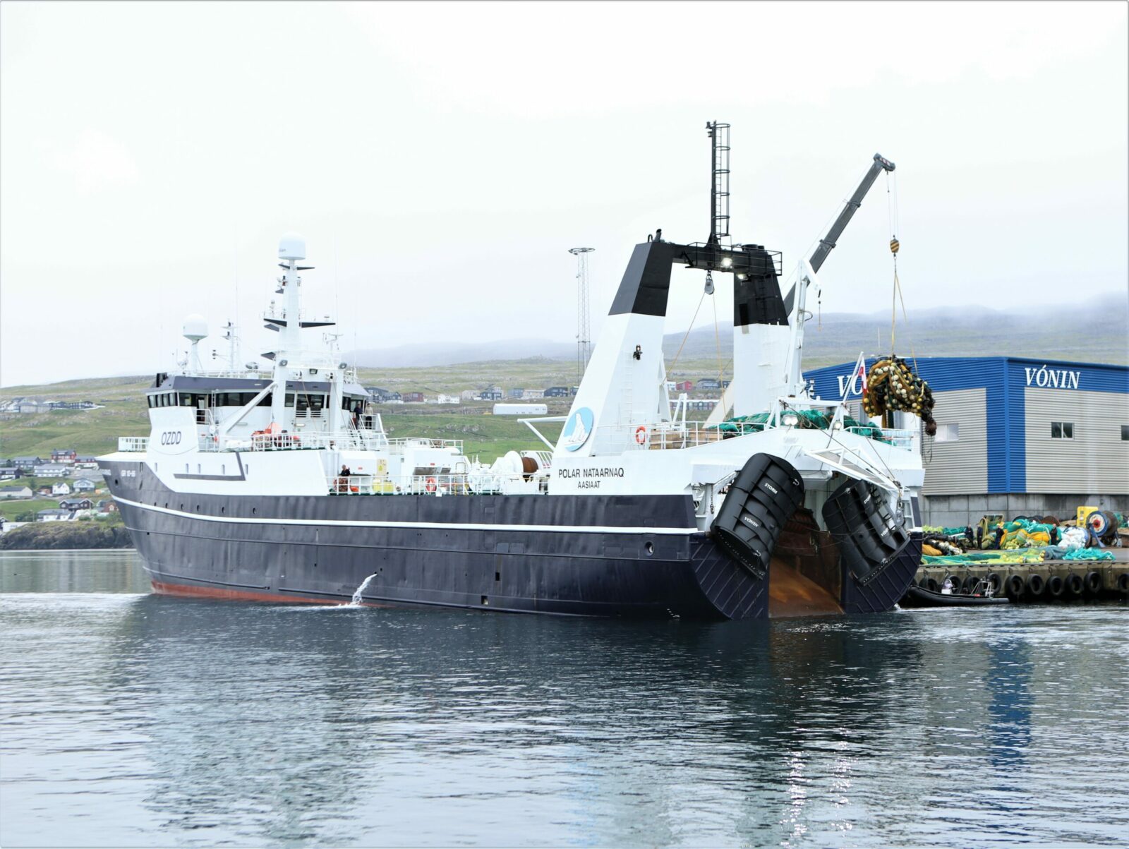 Polar Nataarnaq collecting new shrimp gear from Vónin