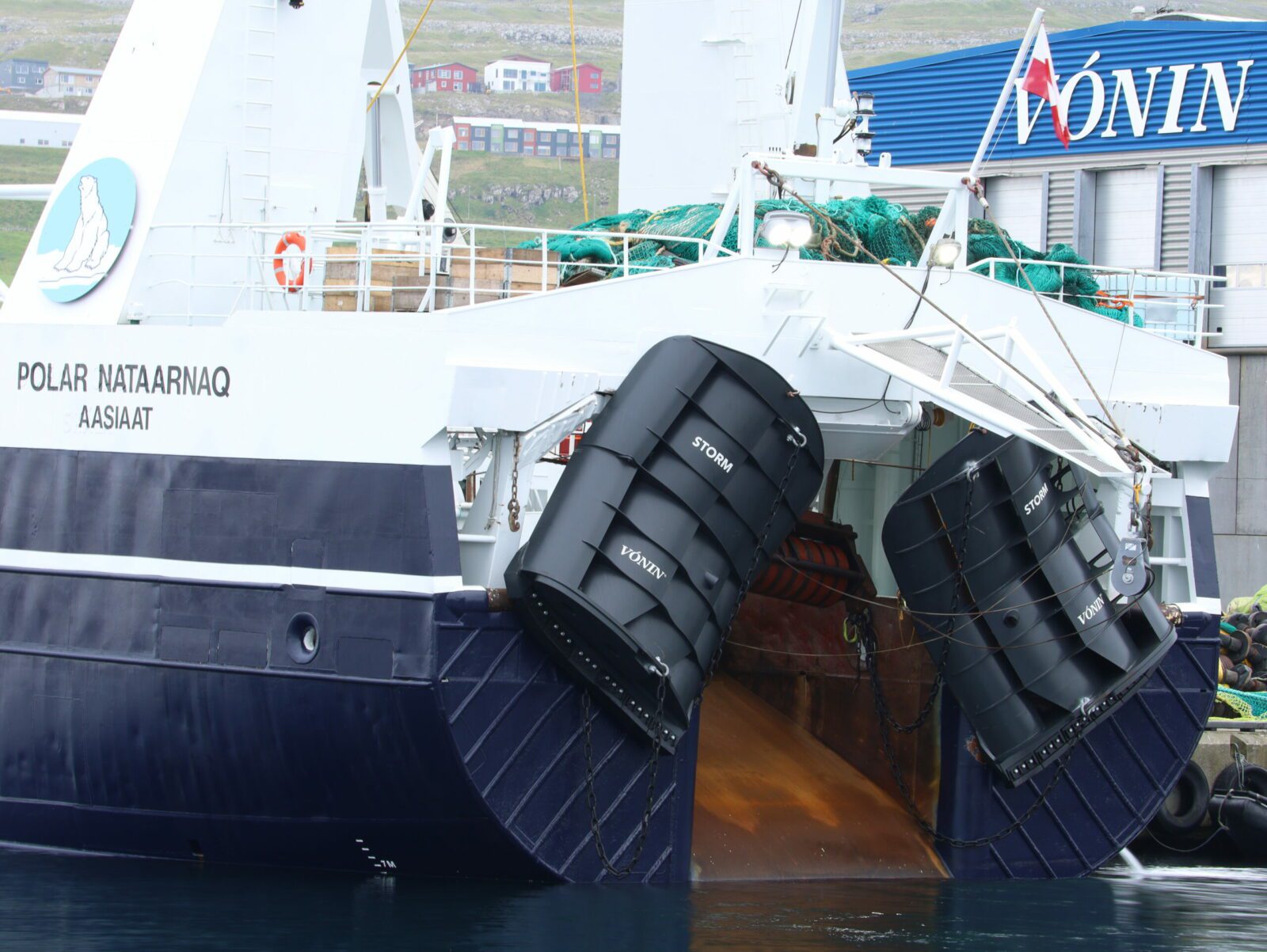 Polar Nataarnaq collecting new shrimp gear from Vónin