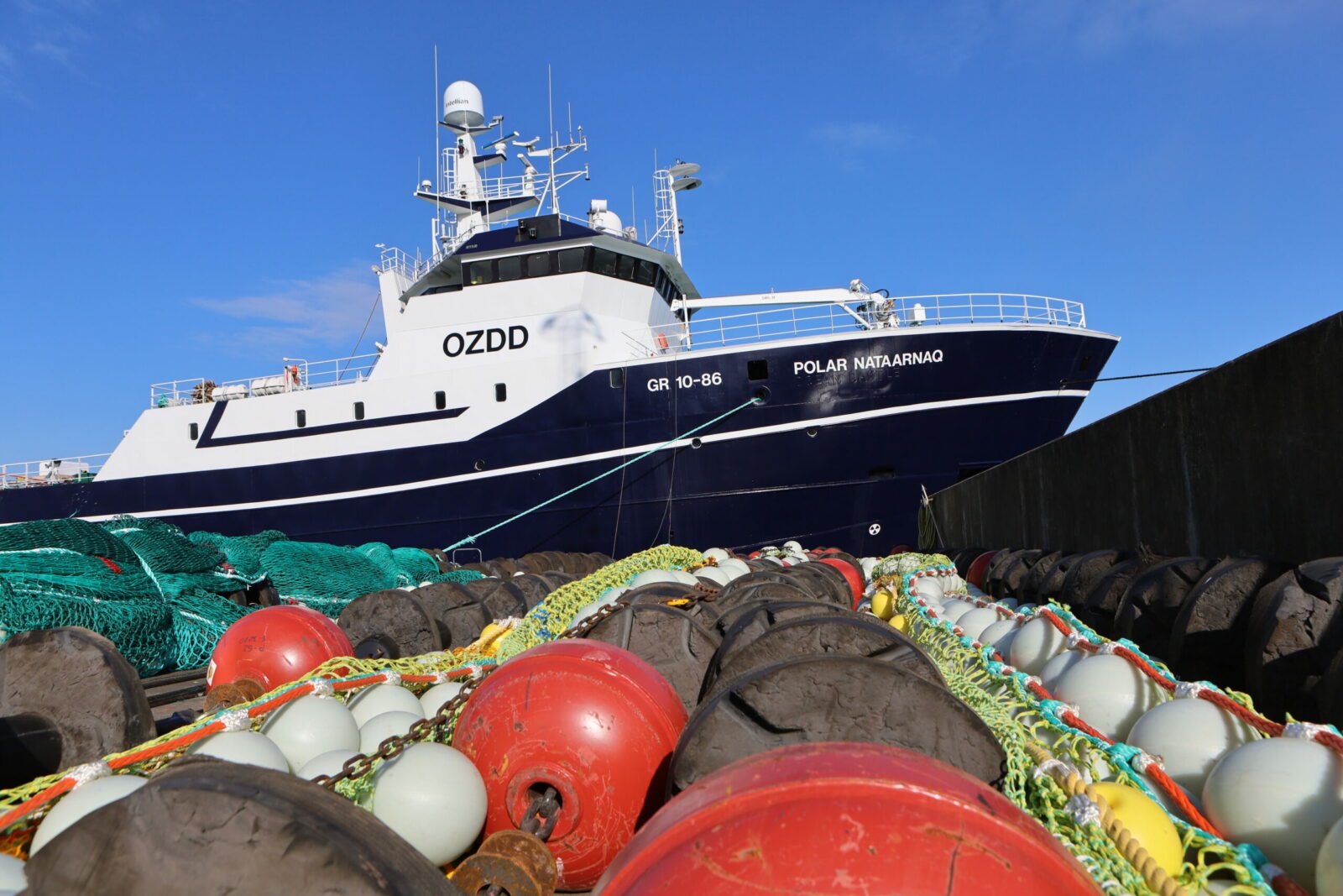 Polar Nataarnaq collecting new shrimp gear from Vónin