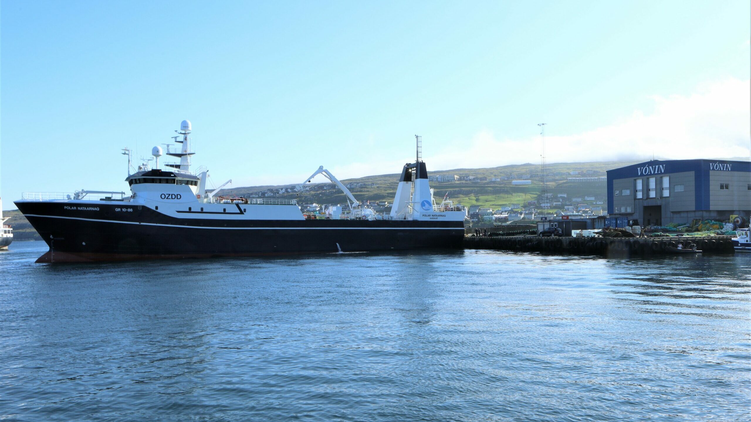 Polar Nataarnaq collecting new shrimp gear from Vónin