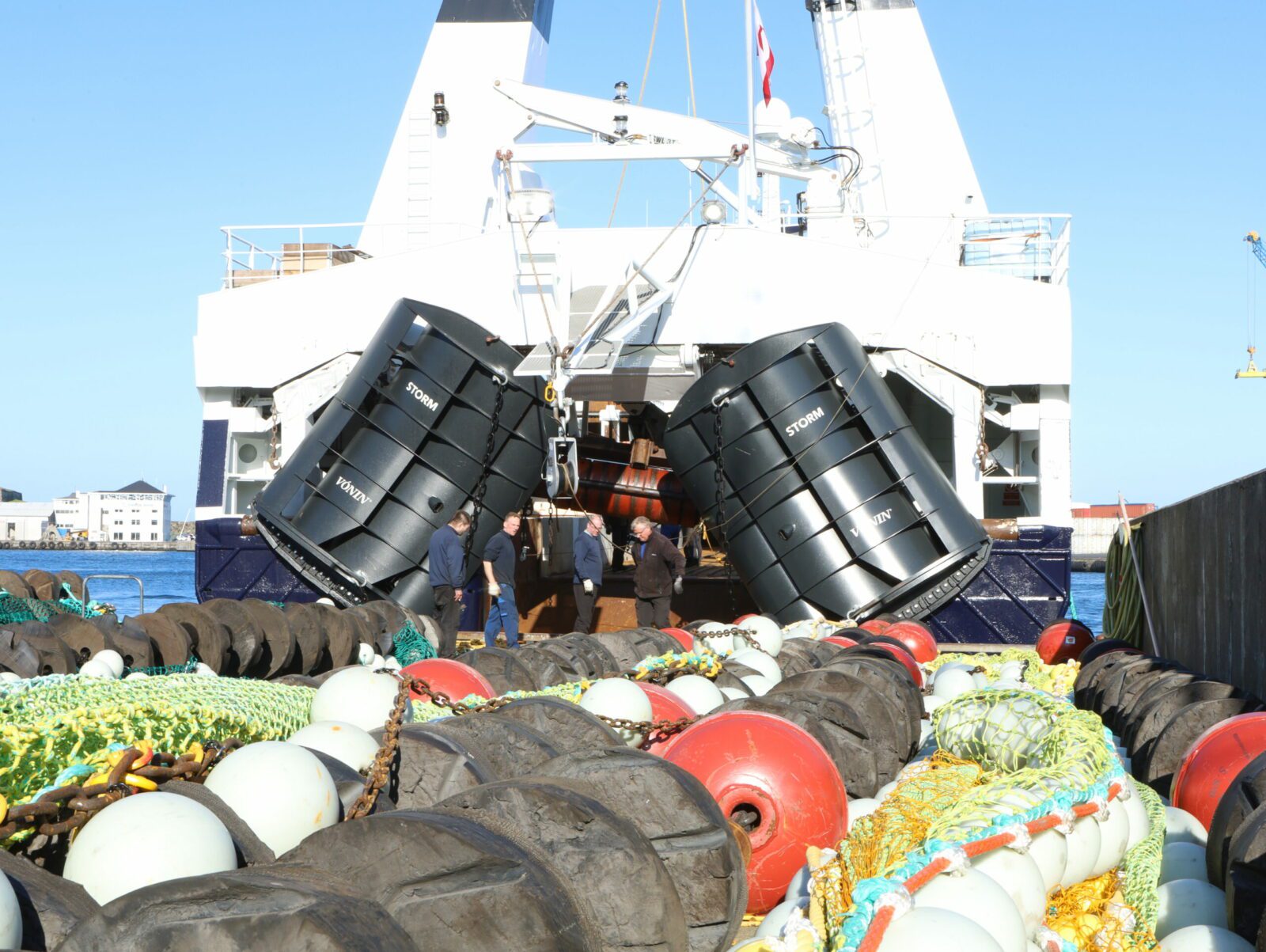 Polar Nataarnaq collecting new shrimp gear from Vónin