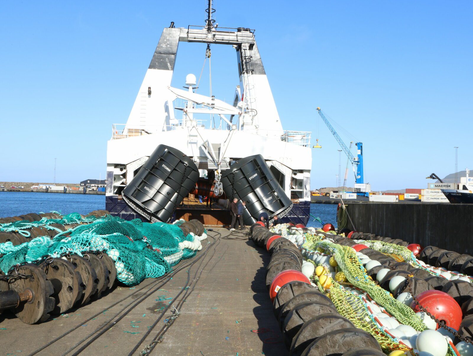 Polar Nataarnaq collecting new shrimp gear from Vónin